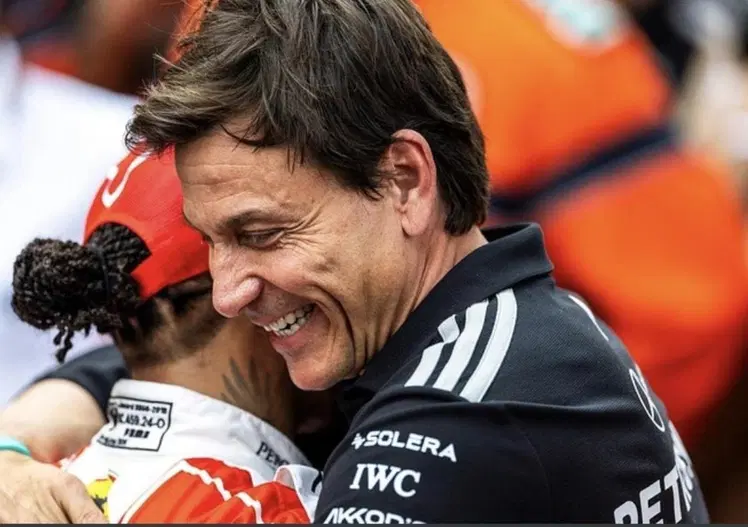 F1. Se sente l'odore del sangue, non lo fermi più. Wolff incorona Hamilton e striglia la Mercedes: Inaccettabile