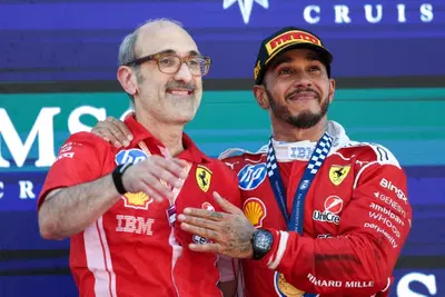F1. &ldquo;&Egrave; cos&igrave; timido, l&rsquo;ho abbracciato per ringraziarlo&rdquo;: Lewis Hamilton celebra Carlo Santi dopo la vittoria a Barcellona 