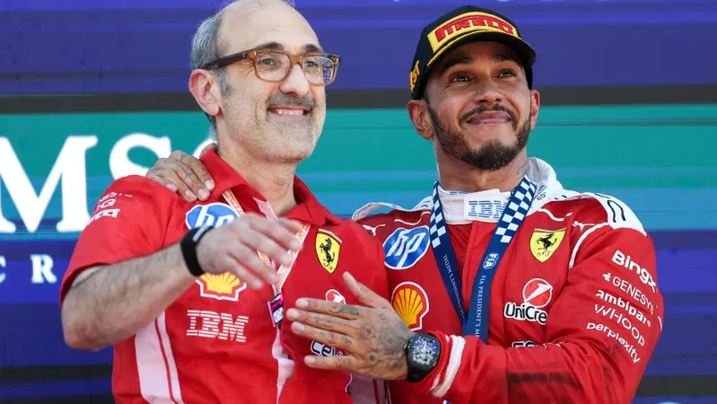 F1. &ldquo;&Egrave; cos&igrave; timido, l&rsquo;ho abbracciato per ringraziarlo&rdquo;: Lewis Hamilton celebra Carlo Santi dopo la vittoria a Barcellona 