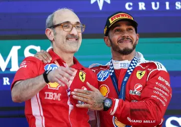 F1. “È così timido, l’ho abbracciato per ringraziarlo”: Lewis Hamilton celebra Carlo Santi dopo la vittoria a Barcellona 
