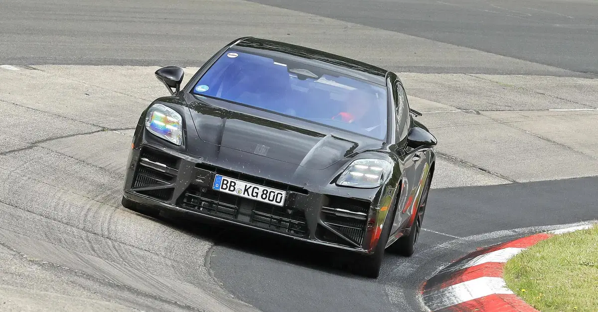 Porsche Panamera, il facelift 2027 si mostra al N&uuml;rburgring: nuovo design e tecnologia evoluta