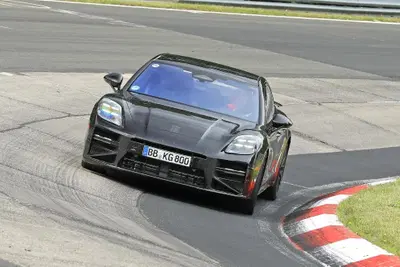 Porsche Panamera, il facelift 2027 si mostra al N&uuml;rburgring: nuovo design e tecnologia evoluta