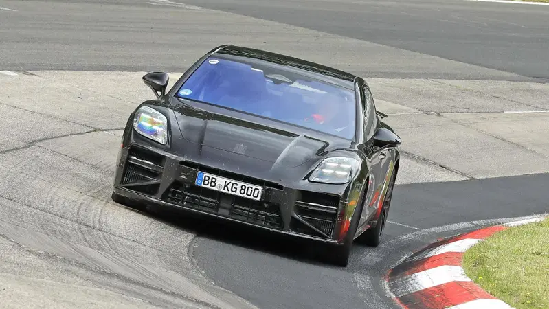 Porsche Panamera, il facelift 2027 si mostra al N&uuml;rburgring: nuovo design e tecnologia evoluta