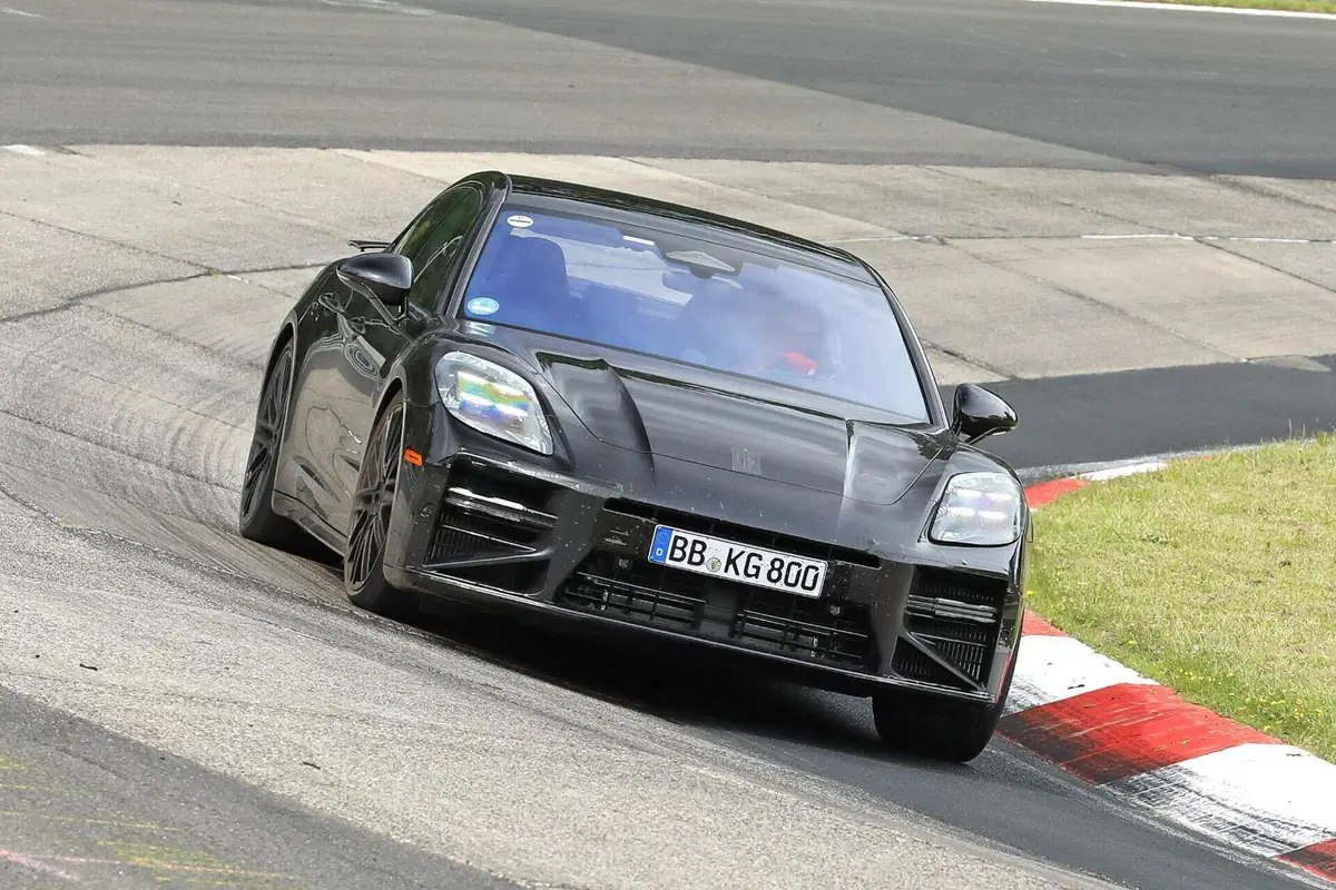 Porsche Panamera, il facelift 2027 si mostra al Nürburgring: nuovo design e tecnologia evoluta (2)