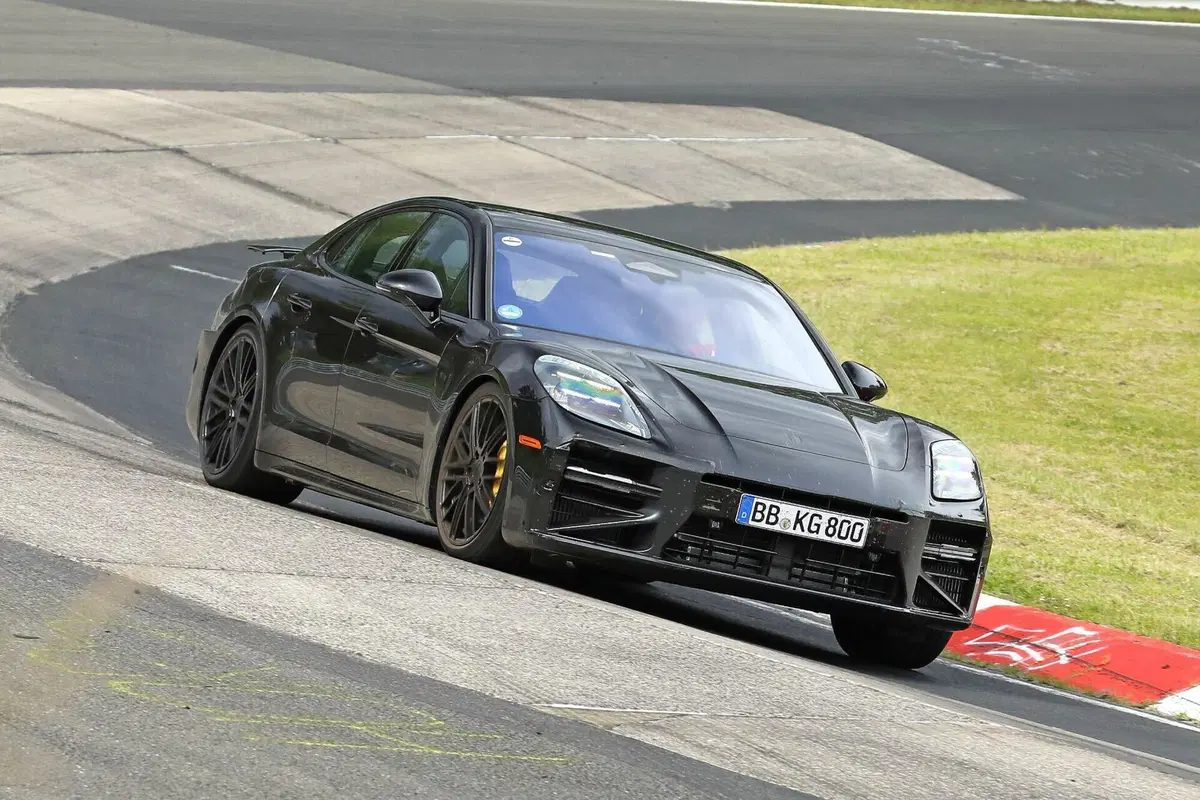 Porsche Panamera, il facelift 2027 si mostra al Nürburgring: nuovo design e tecnologia evoluta (3)