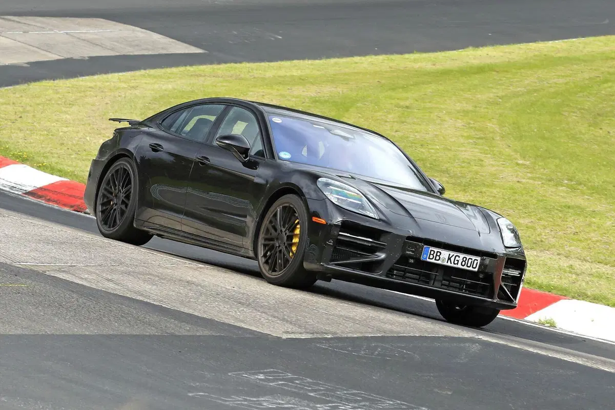 Porsche Panamera, il facelift 2027 si mostra al Nürburgring: nuovo design e tecnologia evoluta (4)