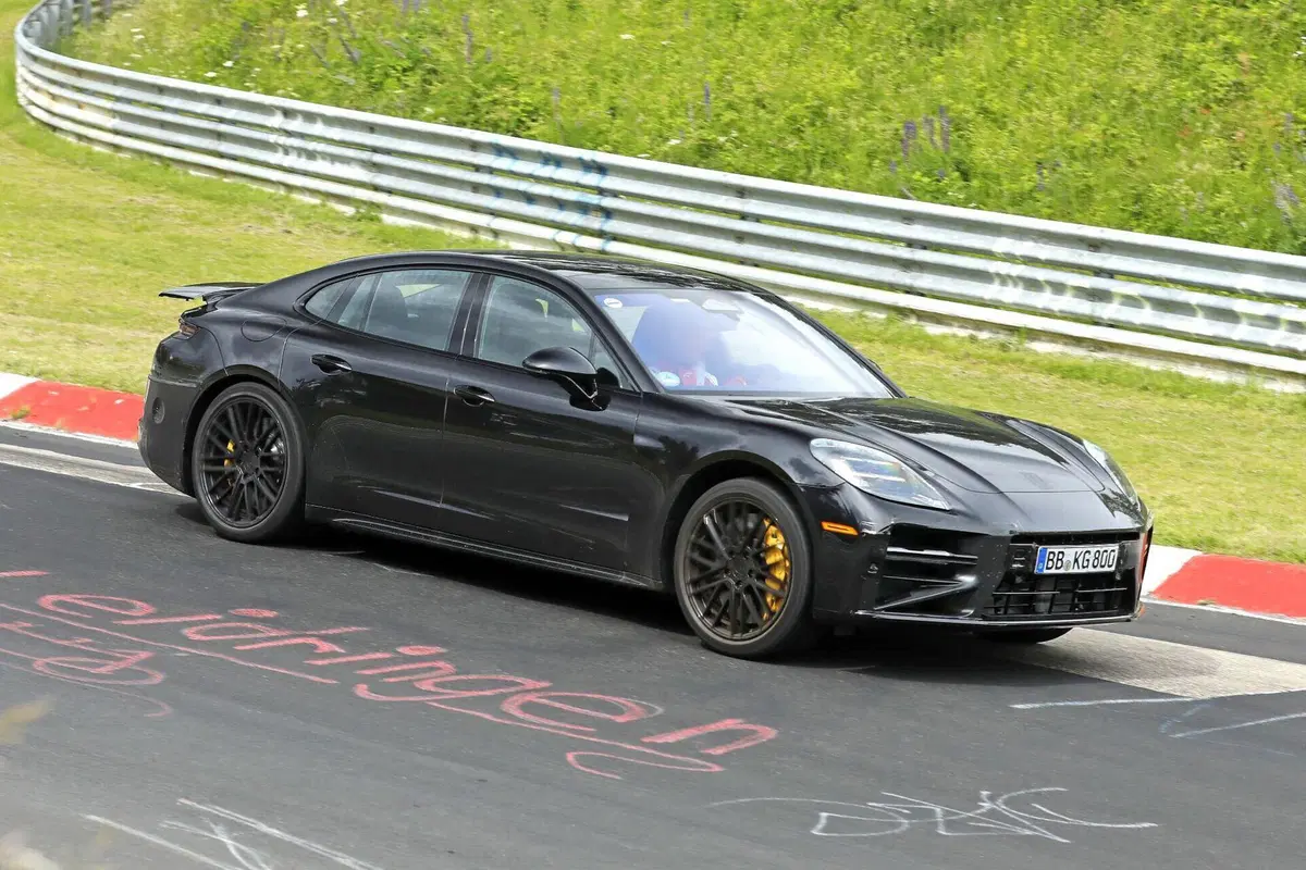 Porsche Panamera, il facelift 2027 si mostra al Nürburgring: nuovo design e tecnologia evoluta (5)