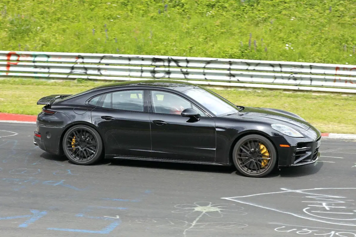 Porsche Panamera, il facelift 2027 si mostra al Nürburgring: nuovo design e tecnologia evoluta (6)