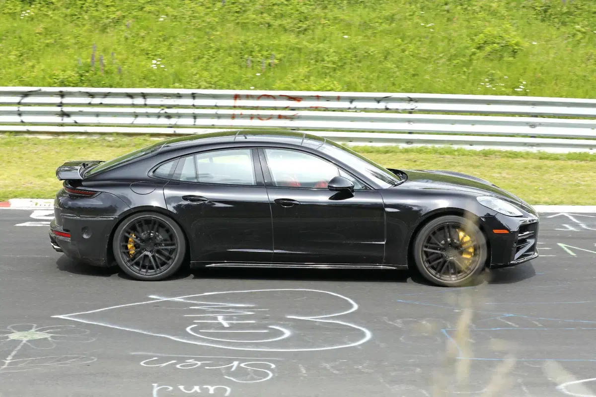 Porsche Panamera, il facelift 2027 si mostra al Nürburgring: nuovo design e tecnologia evoluta (7)