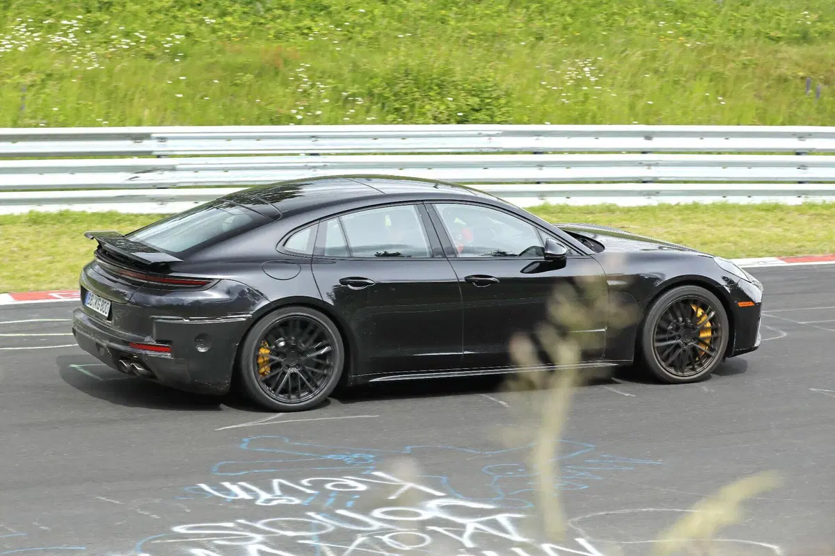 Porsche Panamera, il facelift 2027 si mostra al Nürburgring: nuovo design e tecnologia evoluta (8)