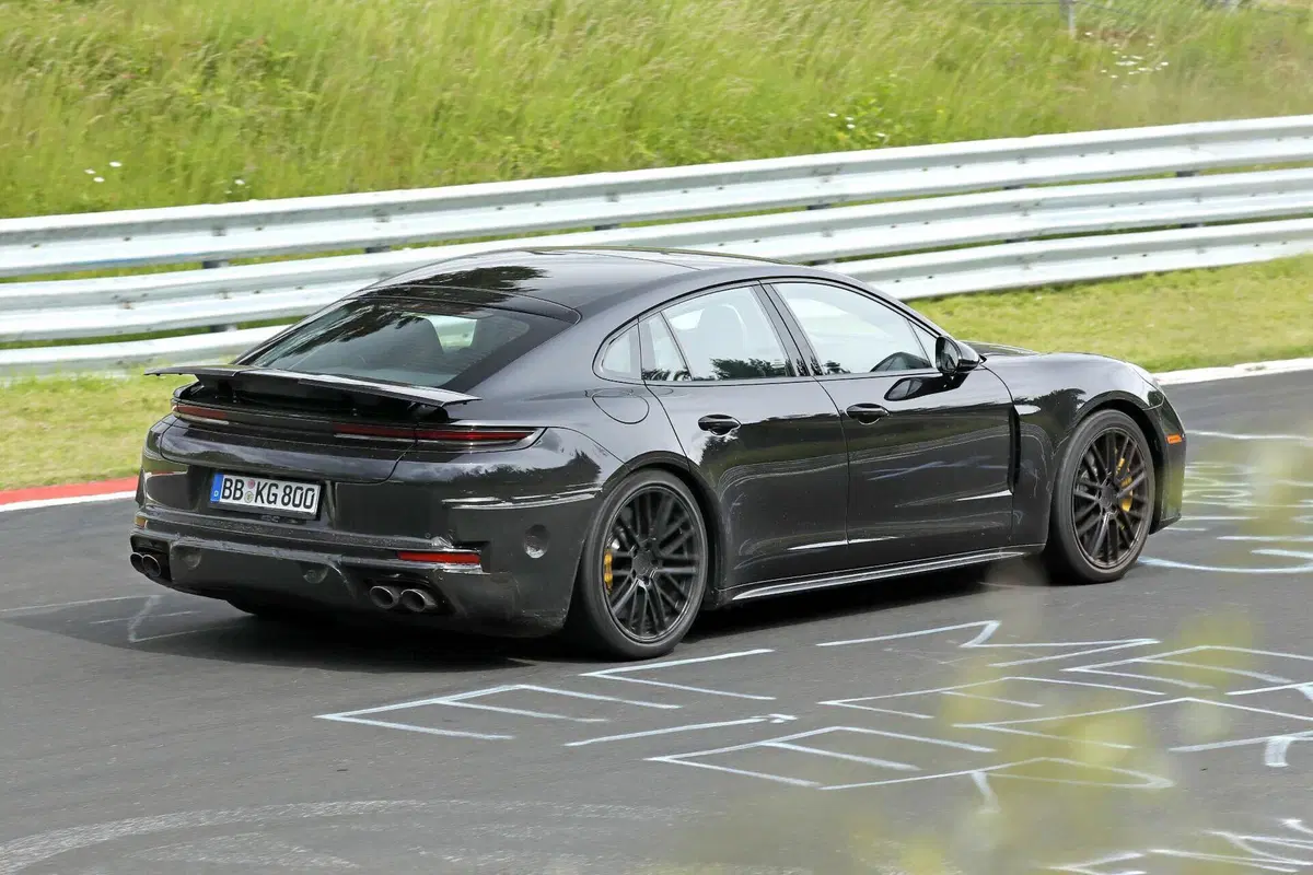 Porsche Panamera, il facelift 2027 si mostra al Nürburgring: nuovo design e tecnologia evoluta (9)