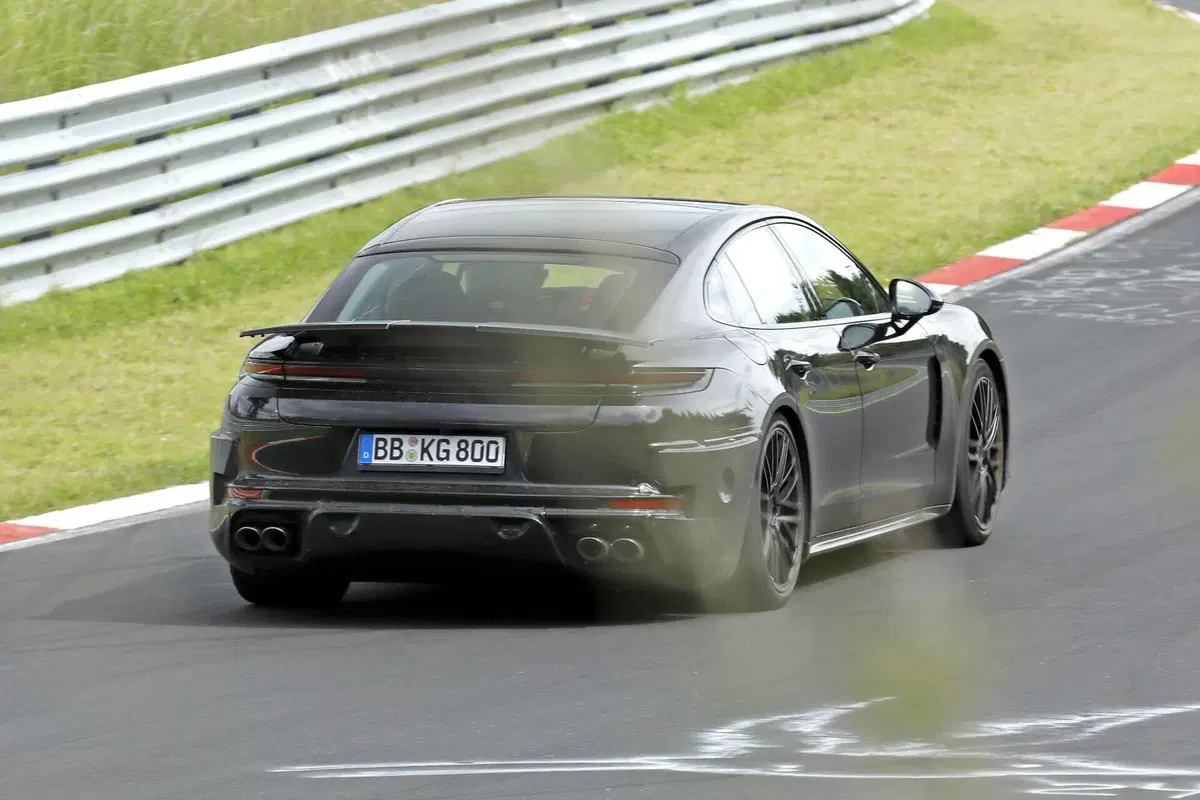 Porsche Panamera, il facelift 2027 si mostra al Nürburgring: nuovo design e tecnologia evoluta (10)