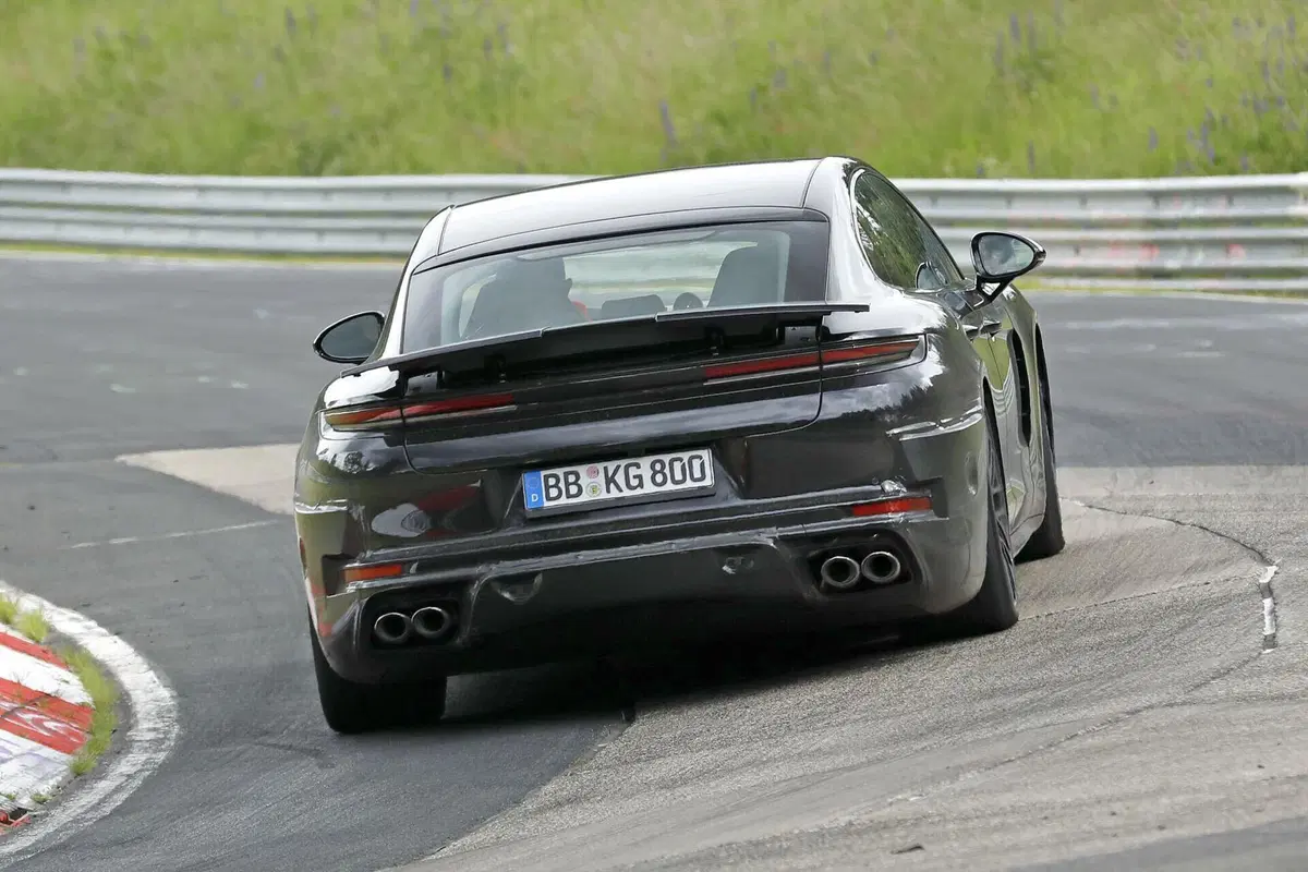Porsche Panamera, il facelift 2027 si mostra al Nürburgring: nuovo design e tecnologia evoluta (11)