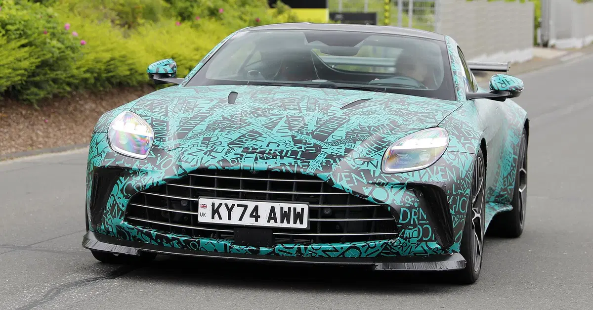Aston Martin Vantage RS, stessa anima V8 ma ancora pi&ugrave; potenza: il prototipo si mostra al N&uuml;rburgring