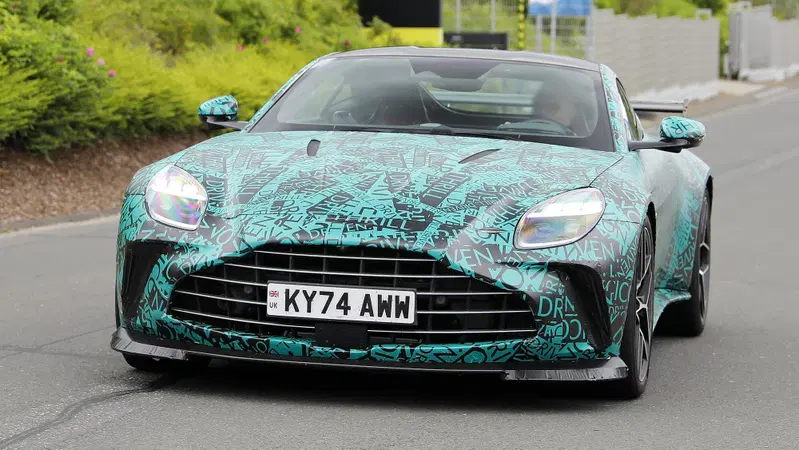 Aston Martin Vantage RS, stessa anima V8 ma ancora pi&ugrave; potenza: il prototipo si mostra al N&uuml;rburgring