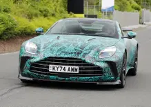 Aston Martin Vantage RS, stessa anima V8 ma ancora più potenza: il prototipo si mostra al Nürburgring