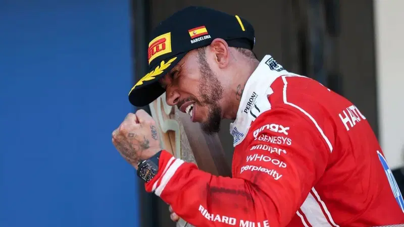 F1. &ldquo;Andavano fuori tempo, ma &egrave; stato incredibile! La montagna &egrave; ripida ma non &egrave; finita&rdquo;. Sulle orme di Michael Schumacher, Hamilton vince e rilancia la Ferrari