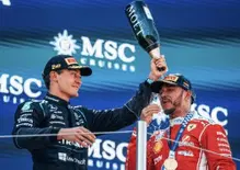 F1. Russell gela la Mercedes dopo il ko di Antonelli: Sono stato fortunato, ma l'affidabilità ora è un grande problema. E della Ferrari dice...