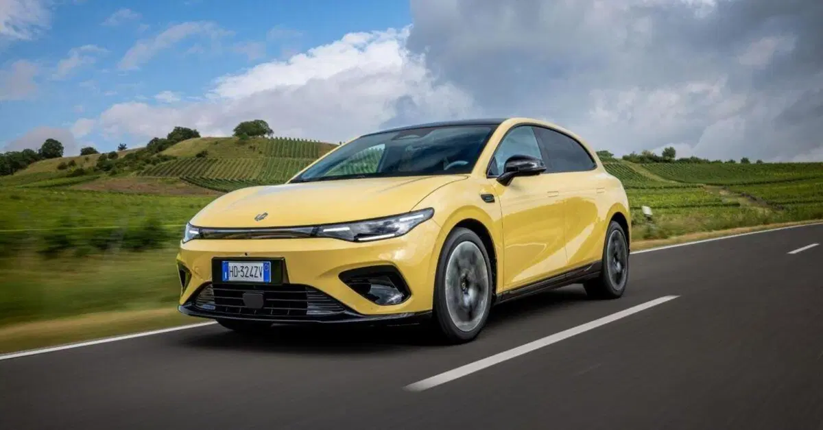 Leapmotor B05, la berlina elettrica sportiva che costa meno di quanto immagini: si parte da 22.900 euro
