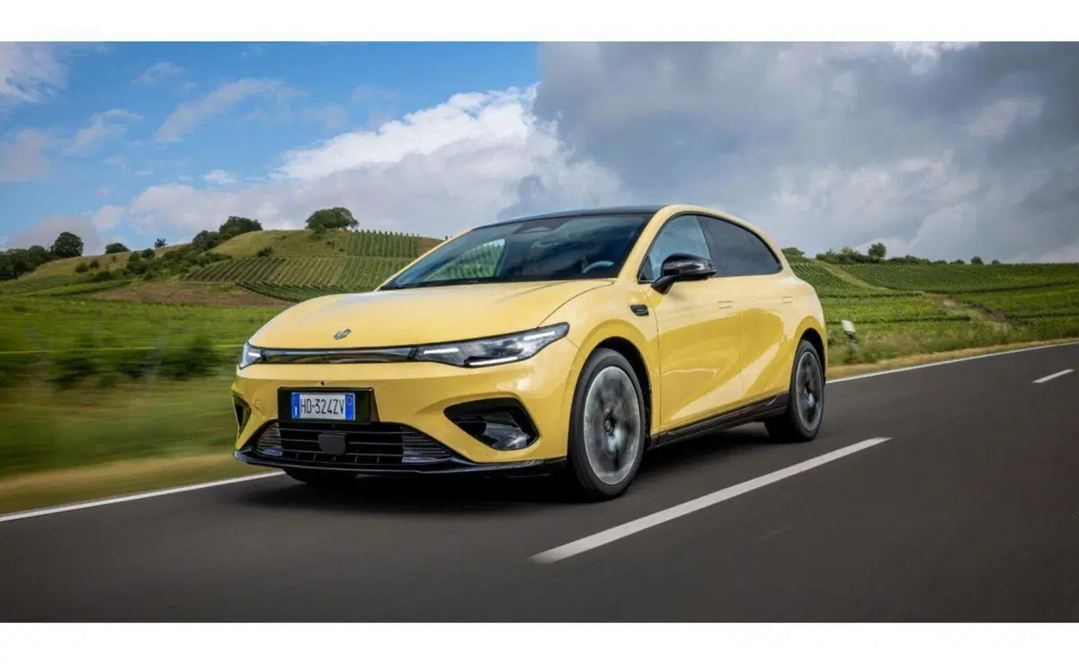 Leapmotor B05, la berlina elettrica sportiva che costa meno di quanto immagini: si parte da 22.900 euro