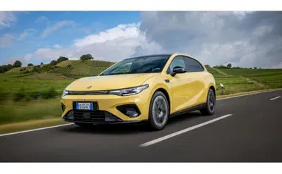 Leapmotor B05, la berlina elettrica sportiva che costa meno di quanto immagini: si parte da 22.900 euro