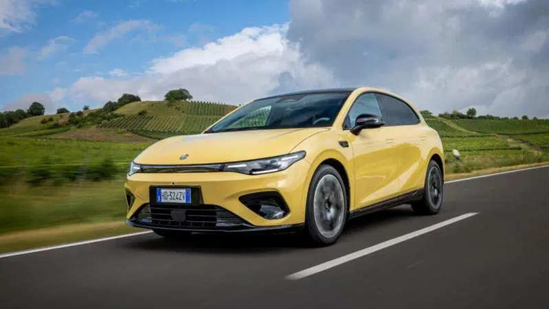Leapmotor B05, la berlina elettrica sportiva che costa meno di quanto immagini: si parte da 22.900 euro