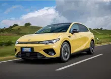 Leapmotor B05, la berlina elettrica sportiva che costa meno di quanto immagini: si parte da 22.900 euro