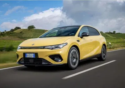 Leapmotor B05, la berlina elettrica sportiva che costa meno di quanto immagini: si parte da 22.900 euro