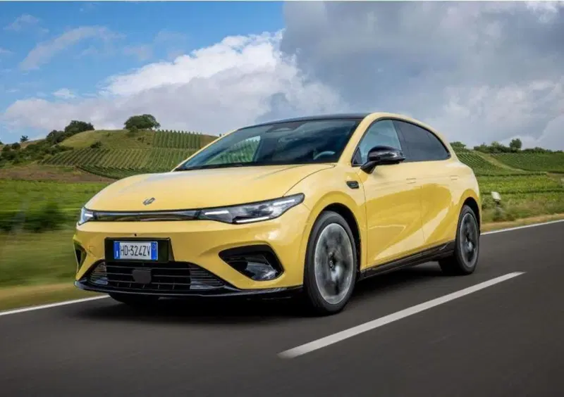 Leapmotor B05, la berlina elettrica sportiva che costa meno di quanto immagini: si parte da 22.900 euro