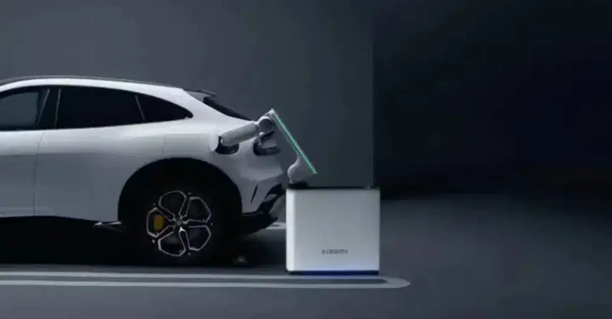 Xiaomi rivoluziona la ricarica delle auto elettriche: arriva il braccio robotico che collega il cavo da solo
