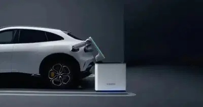 Xiaomi rivoluziona la ricarica delle auto elettriche: arriva il braccio robotico che collega il cavo da solo