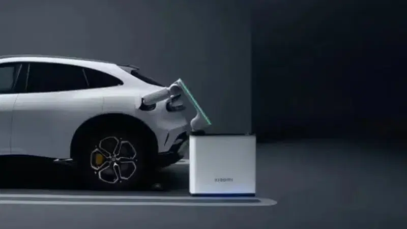 Xiaomi rivoluziona la ricarica delle auto elettriche: arriva il braccio robotico che collega il cavo da solo
