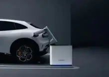 Xiaomi rivoluziona la ricarica delle auto elettriche: arriva il braccio robotico che collega il cavo da solo