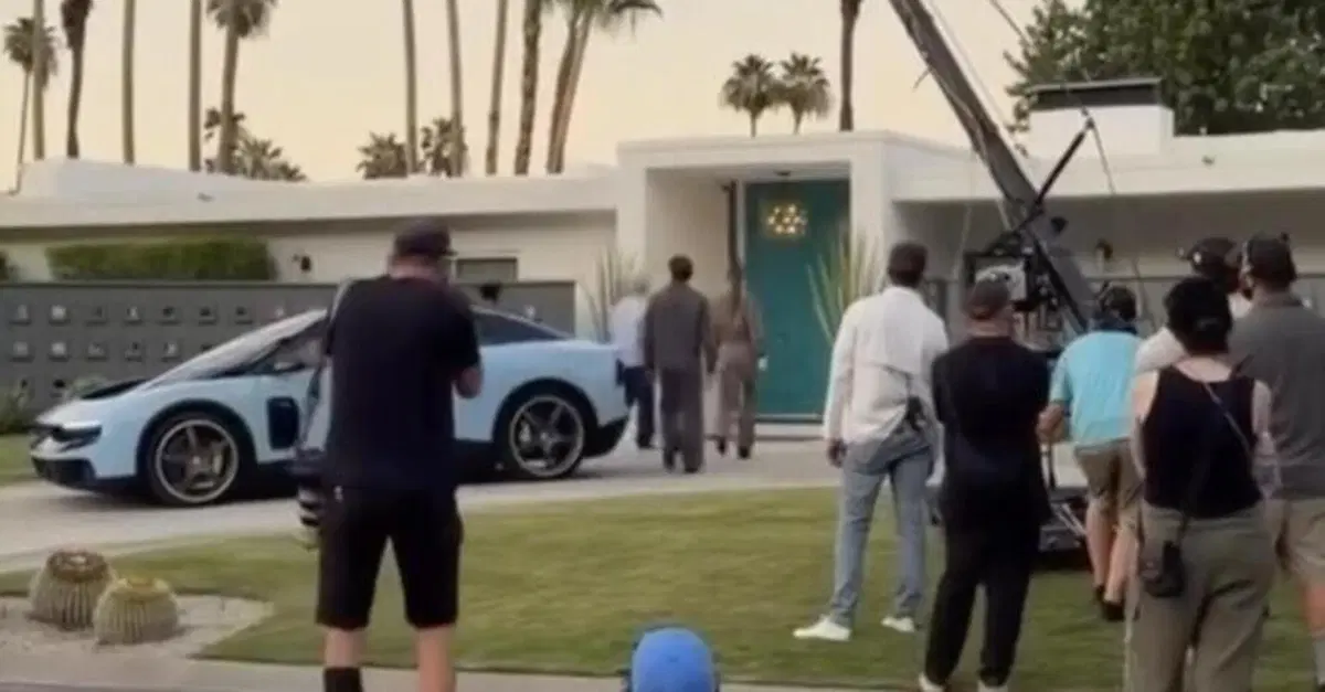 Ferrari Luce, primi spot in California: il web la paragona alla controversa campagna Jaguar elettrica
