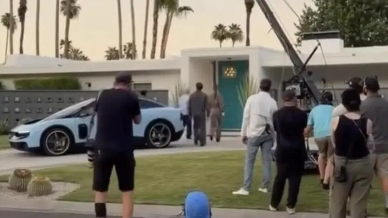 Ferrari Luce, primi spot in California: il web la paragona alla controversa campagna Jaguar elettrica