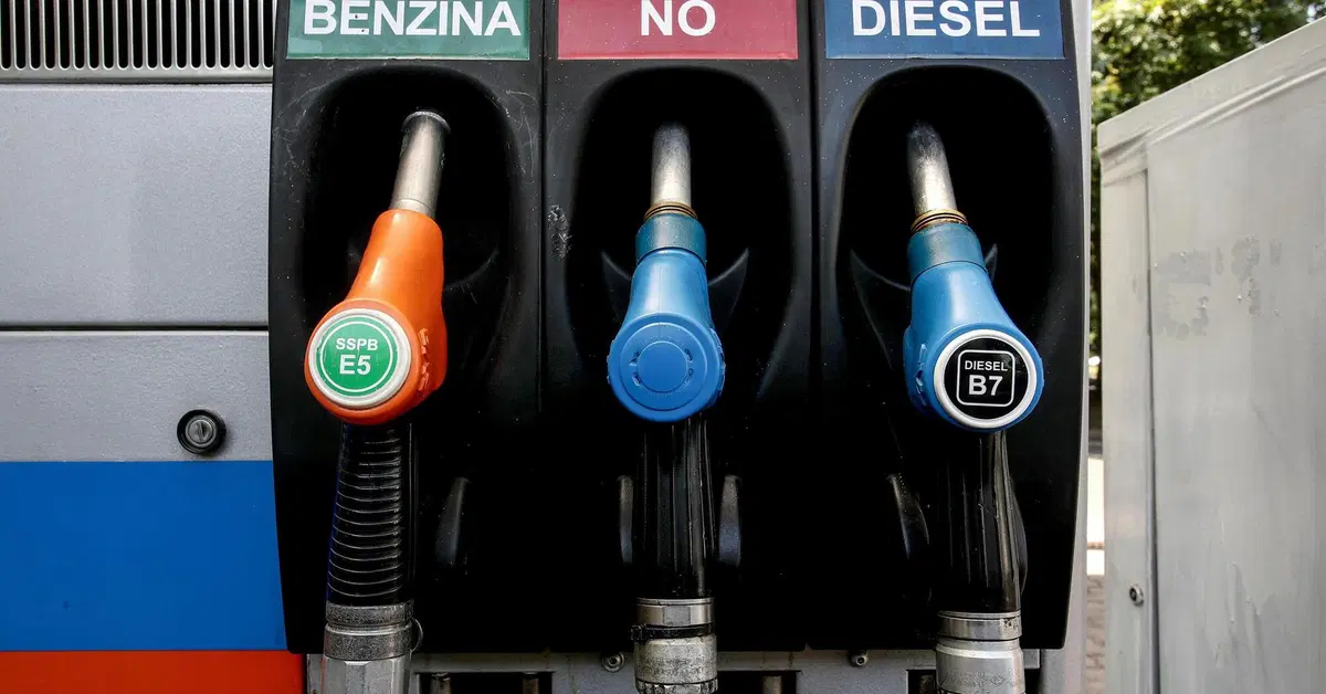 Petrolio in calo dopo l'accordo USA-Iran: benzina e diesel scendono ancora, ecco cosa aspettarsi nelle prossime settimane