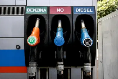 Petrolio in calo dopo l'accordo USA-Iran: benzina e diesel scendono ancora, ecco cosa aspettarsi nelle prossime settimane