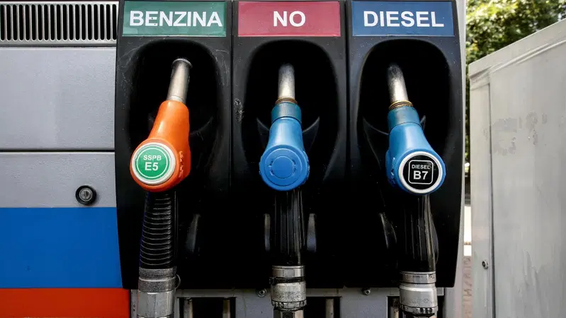 Petrolio in calo dopo l'accordo USA-Iran: benzina e diesel scendono ancora, ecco cosa aspettarsi nelle prossime settimane