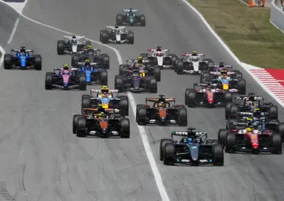 Fatti, non parole: Domenicali rivoluziona la F1, ecco come il Circus ha tagliato il 35% delle emissioni