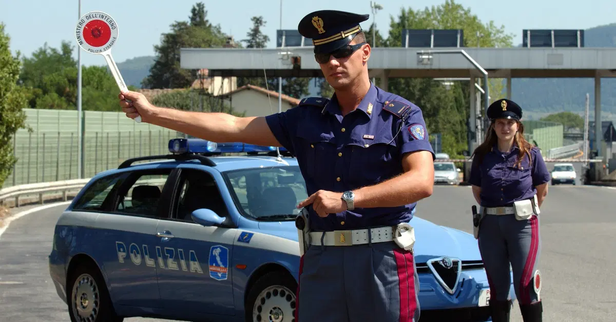 Controlli al casello A1, raffica di sanzioni: 13 patenti ritirate e 255 punti volati via
