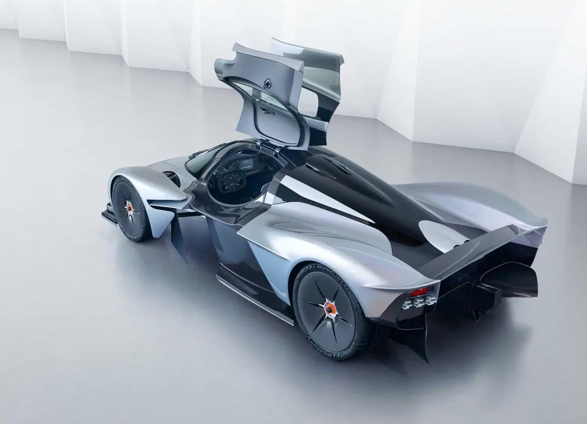 Aston Martin Valkyrie a rischio incendio: ma serve fare sei cose nello stesso istante (3)