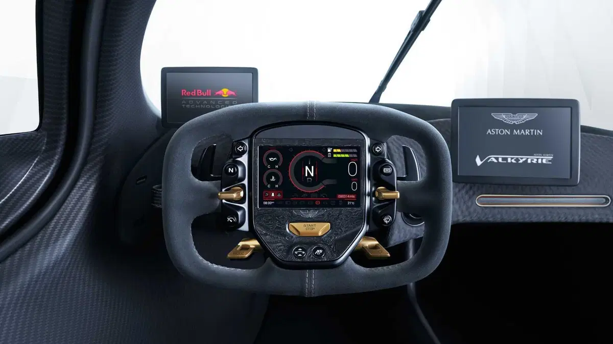 Aston Martin Valkyrie a rischio incendio: ma serve fare sei cose nello stesso istante (12)