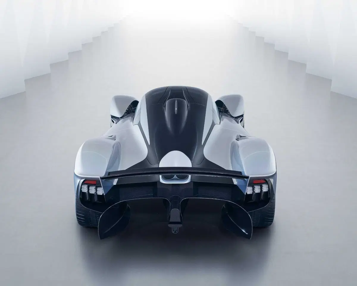 Aston Martin Valkyrie a rischio incendio: ma serve fare sei cose nello stesso istante (13)