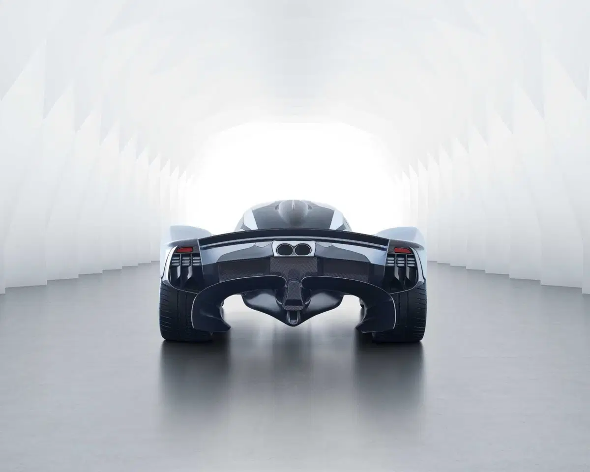 Aston Martin Valkyrie a rischio incendio: ma serve fare sei cose nello stesso istante (15)