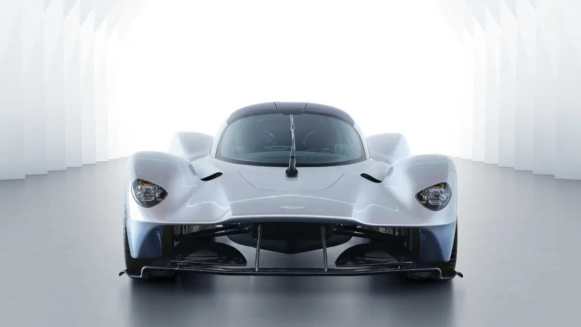 Aston Martin Valkyrie a rischio incendio: ma serve fare sei cose nello stesso istante (16)