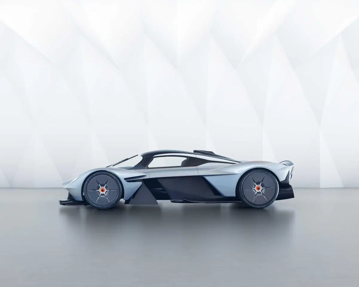 Aston Martin Valkyrie a rischio incendio: ma serve fare sei cose nello stesso istante (17)