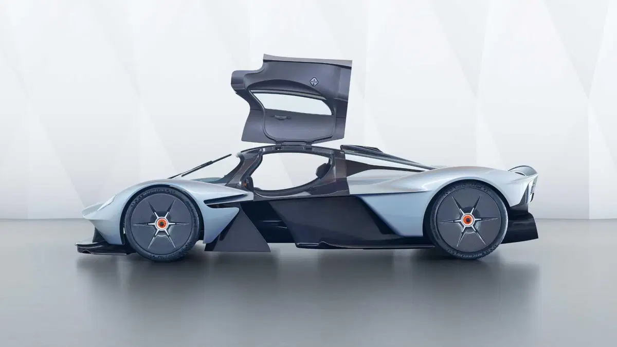 Aston Martin Valkyrie a rischio incendio: ma serve fare sei cose nello stesso istante (18)