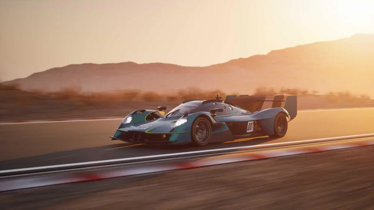 Aston Martin Valkyrie a rischio incendio: ma serve fare sei cose nello stesso istante (21)