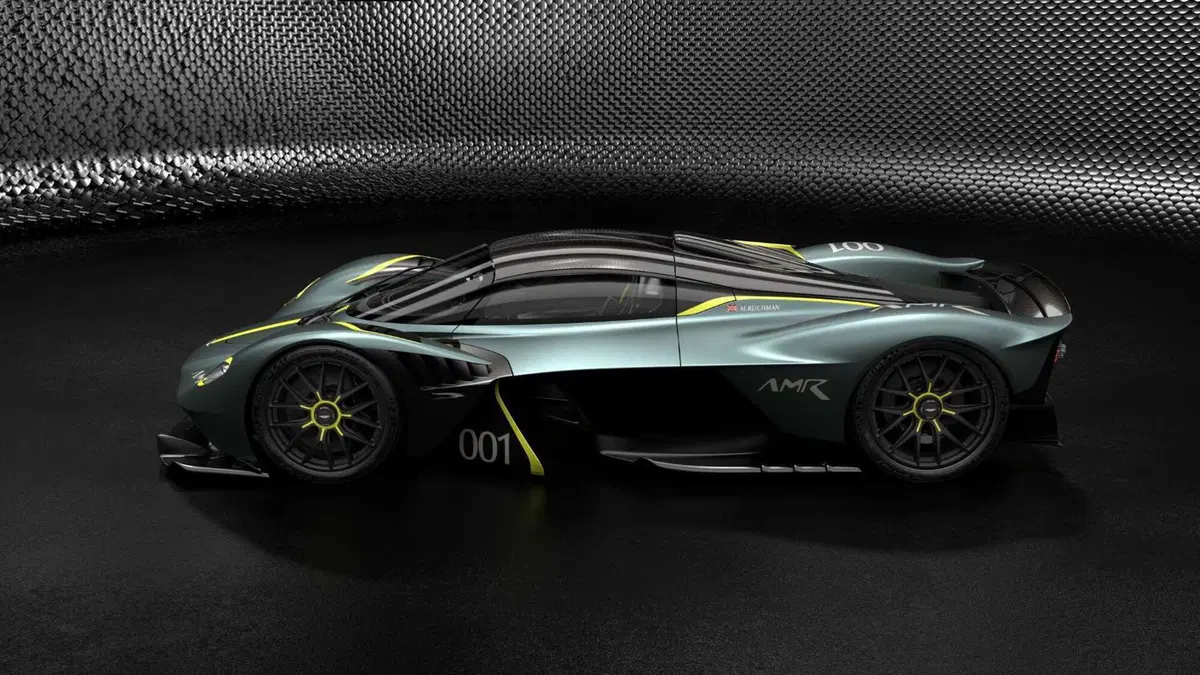 Aston Martin Valkyrie a rischio incendio: ma serve fare sei cose nello stesso istante (25)