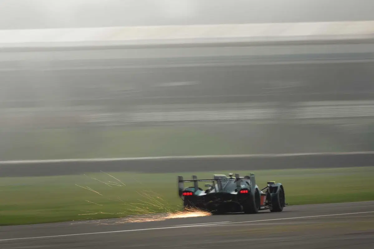 Aston Martin Valkyrie a rischio incendio: ma serve fare sei cose nello stesso istante (30)